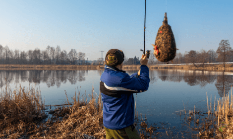 Tips for casting a method feeder - Man casting method feeder