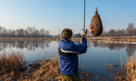 Feeder Fishing Tips - Man casting method feeder