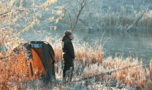 Best bait for carp fishing in winter - carp fisherman on frosty banks