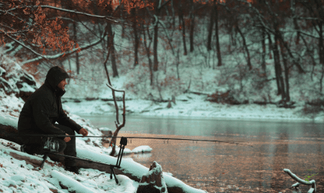 How to catch carp - carp fisherman in snow