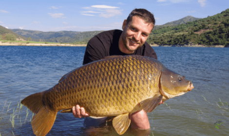 What is Specimen Carp Fishing - Man holding specimen carp