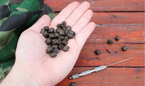 best-hook-baits-for-method-feeder-fishing-man-holding-handful-of-driller-carp-pellets