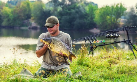 how-long-can-carp-survive-out-of-water-man-holding-carp-beside-carp-lake