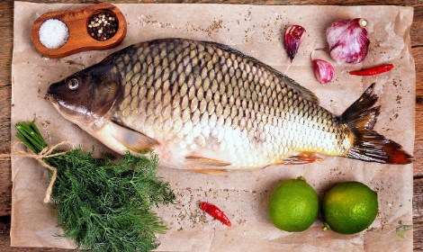 can-you-eat-carp-carp-on-chopping-board