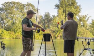 how-to-get-carp-feeding-two-men-holding-spod-rods