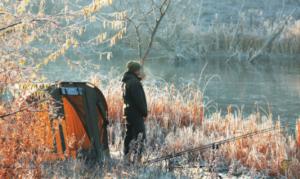 When do carp stop feeding in winter - carp fisherman on frosty banks