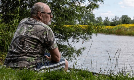 Jak rychle chytit kapra - Kaprař pozorující malé jezero